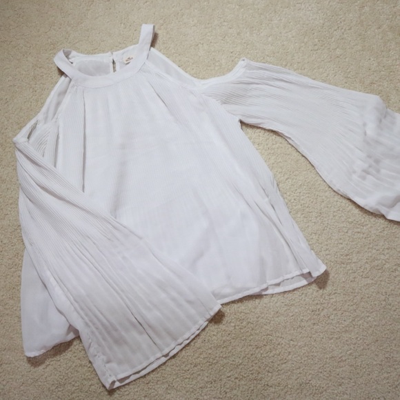 Off the shoulder pleated tops - Picture 3 of 5